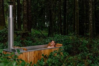 Místo koupacího sudu venkovní vana s vyhřívanou vodou. Trend přichází z Kanady - Novinky